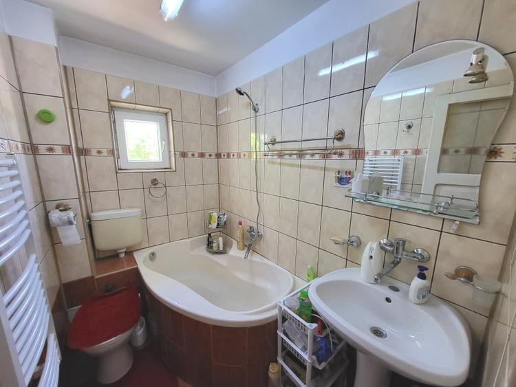 Casă individuală cu 6 camere cu Canalizare în Letea