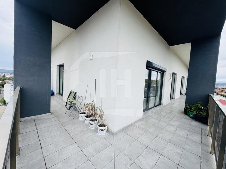 Apartament cu 4 camere semidecomandat, mobilat în Iris