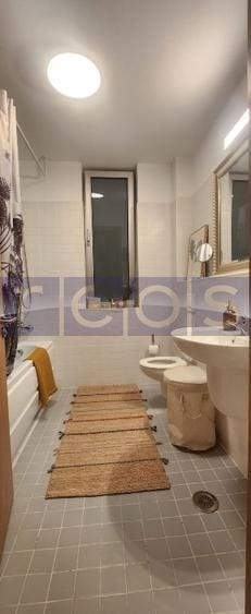 Apartament cu 3 camere semidecomandat, mobilat în P-ța Victoriei