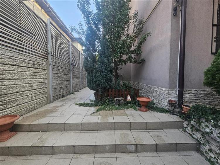 Casă individuală cu 6 camere cu Canalizare în Parcul Circului