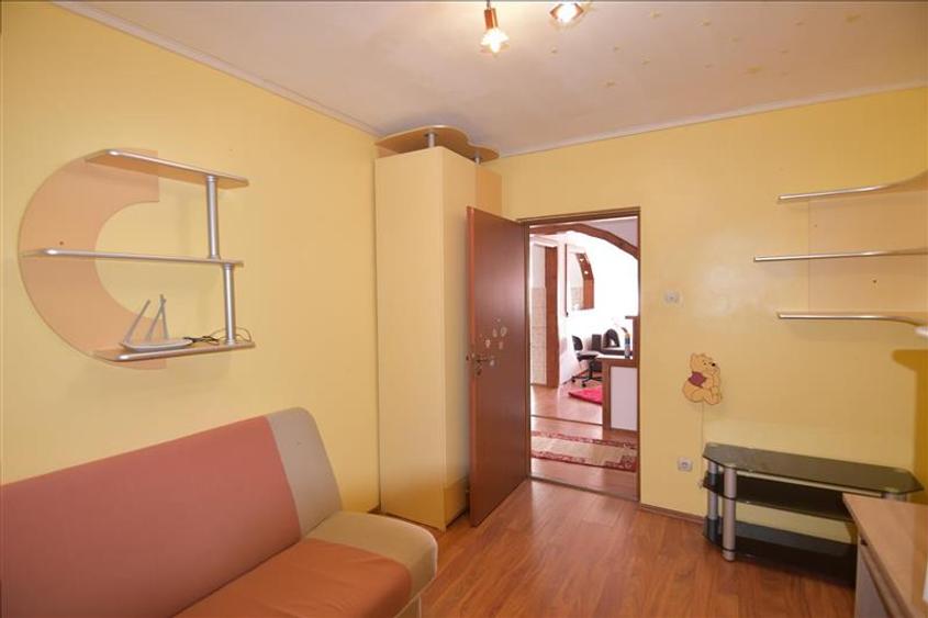 Apartament cu 3 camere decomandat, mobilat în Central