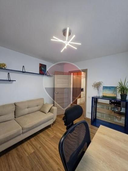 Apartament cu 3 camere semidecomandat, mobilat în Podu Roș