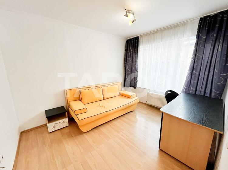 Apartament cu 3 camere semidecomandat, mobilat în Bună Ziua