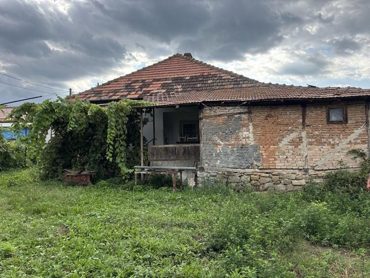 Casă cu 4 camere în Gura Bâscei