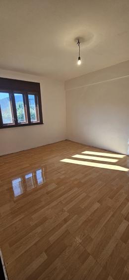 Apartament cu 2 camere semidecomandat în Șuncuiuș