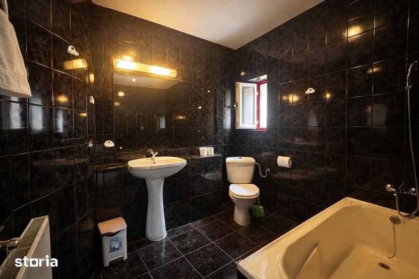 Casă cu 8 camere cu Teren 950 Mp în Piața