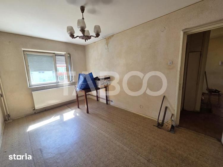 Apartament cu 3 camere semidecomandat în Central
