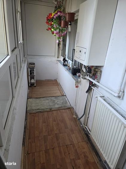 Apartament cu 3 camere semidecomandat în Craiovița Nouă