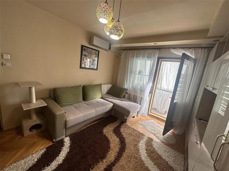Apartament cu 3 camere semidecomandat în Lipovei