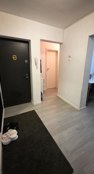 Apartament cu 3 camere semidecomandat, mobilat în Lujerului