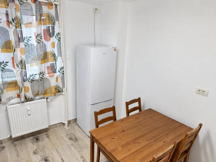 Apartament cu 4 camere semidecomandat, mobilat în Dristor