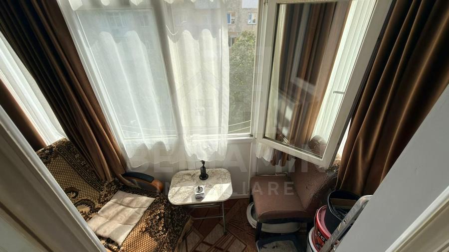 Apartament cu 3 camere semidecomandat în Craiovița Nouă