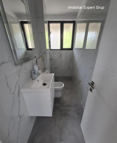 Casă individuală cu 8 camere cu Canalizare în Tineretului