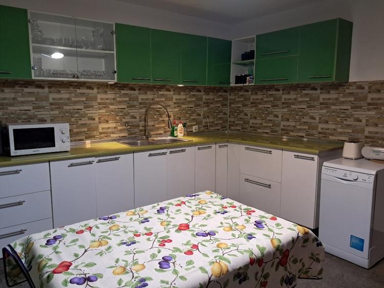 Casă individuală cu 5 camere cu Canalizare în Central