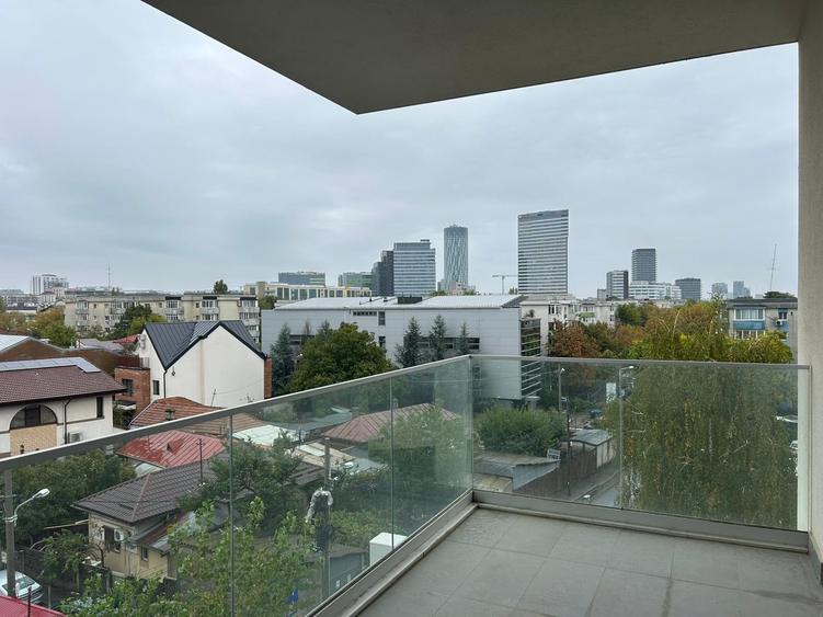 Apartament cu 4 camere semidecomandat în Aviației