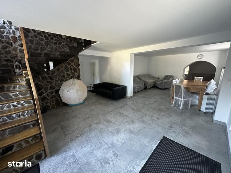 Casă cu 7 camere cu Teren 4000 Mp în Strâmba