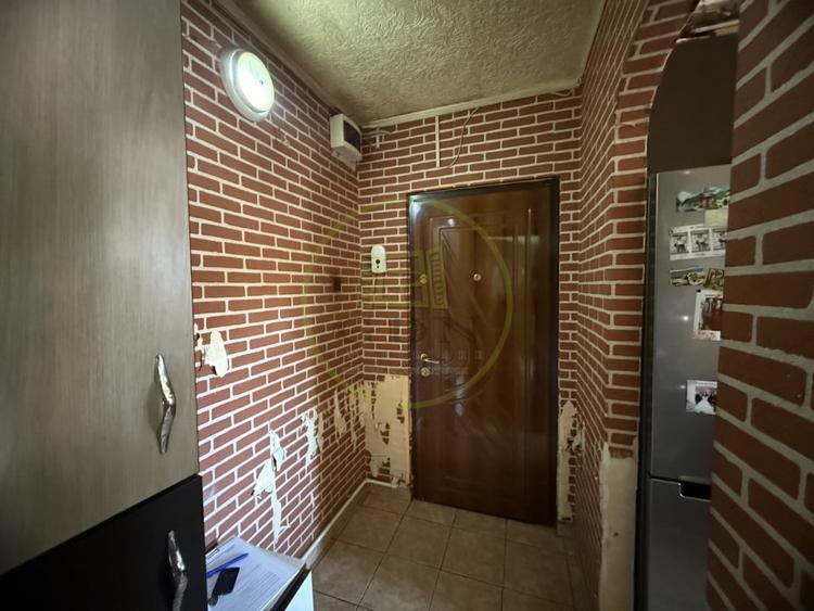 Apartament cu 3 camere semidecomandat, mobilat în Craiovița Nouă