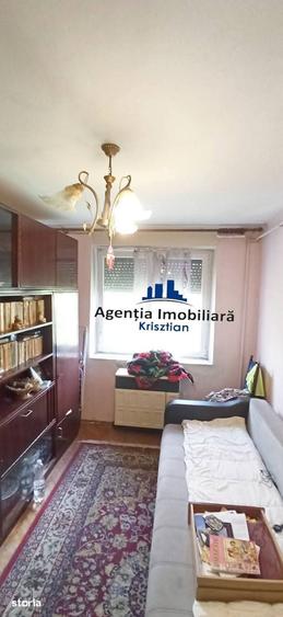 Apartament cu 3 camere semidecomandat în Burdea