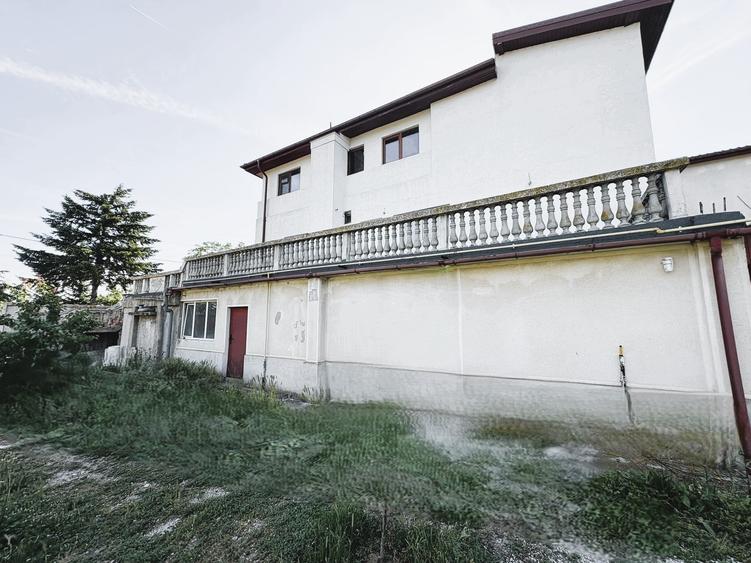 Casă individuală cu 12 camere cu Teren 1100 Mp în Central
