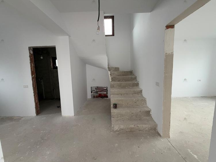 Casă cu 5 camere cu Teren 492 Mp în Sud