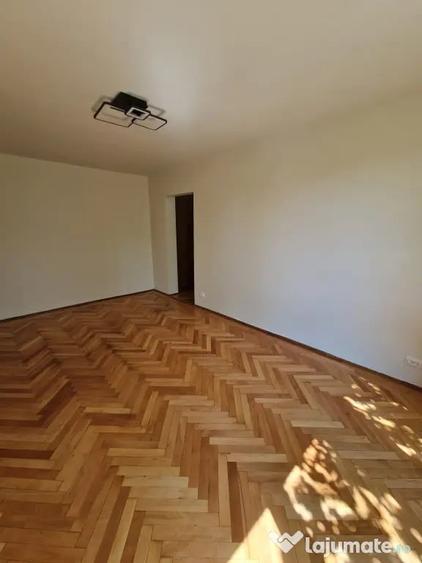 Apartament cu 3 camere semidecomandat în Titan