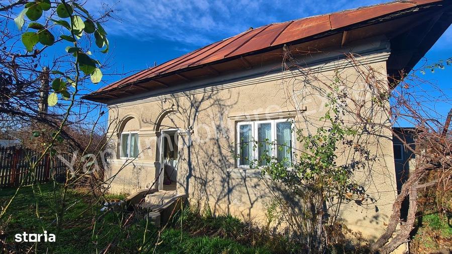 Casă cu 2 camere cu Teren 3500 Mp în Merișani