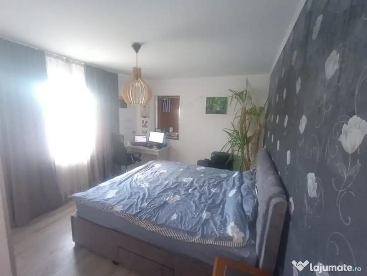 Apartament cu 3 camere semidecomandat în Florești