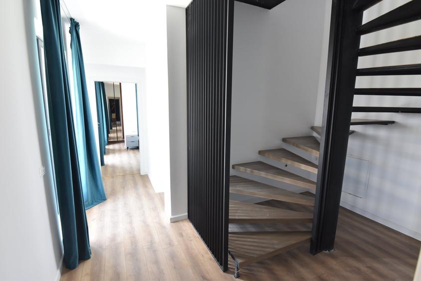 Penthouse cu 3 camere decomandat în Prelungirea Ghencea
