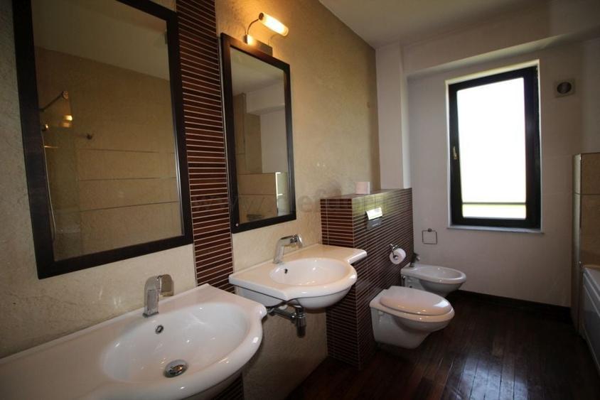 Casă individuală cu 5 camere cu Canalizare în Pipera