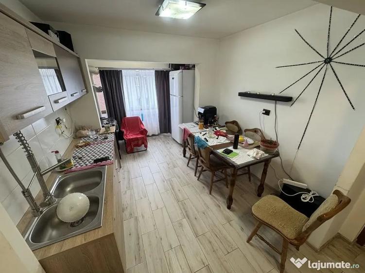 Apartament cu 3 camere decomandat în Poarta 6