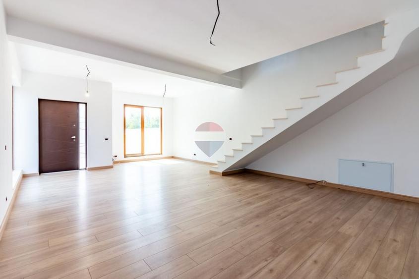 Duplex cu 4 camere cu Teren 238 Mp în Nord-Vest