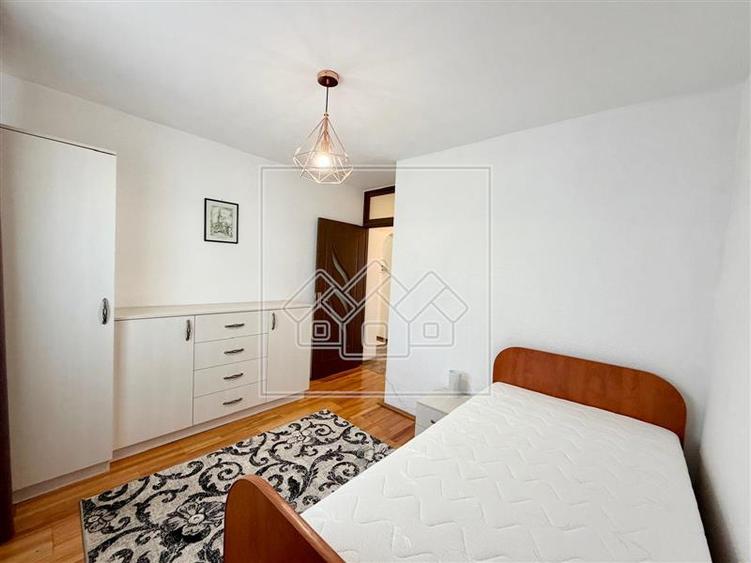 Apartament cu 4 camere decomandat în Central