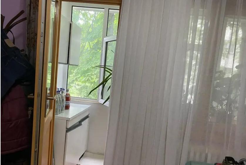 Apartament cu 3 camere semidecomandat, mobilat în Tătărași