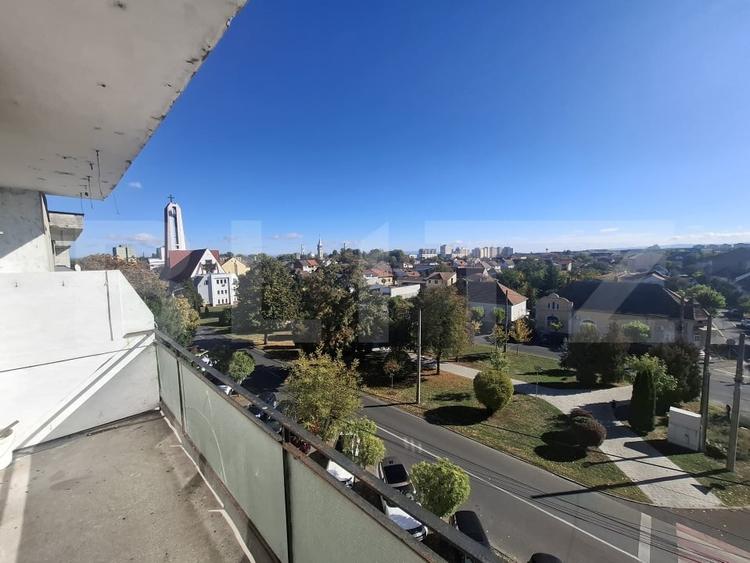 Apartament cu 3 camere semidecomandat, mobilat în Cloșca