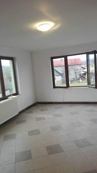 Casă individuală cu 8 camere cu Canalizare în Mociu