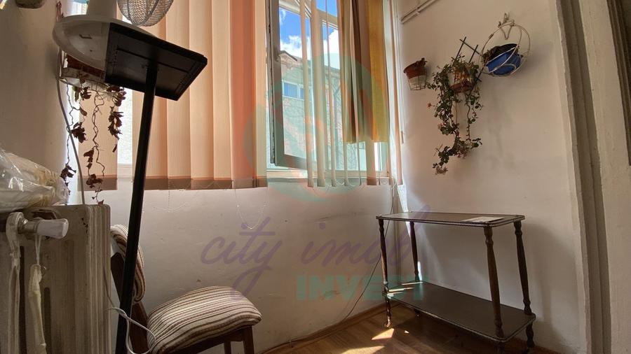 Apartament cu 3 camere semidecomandat în Moșilor