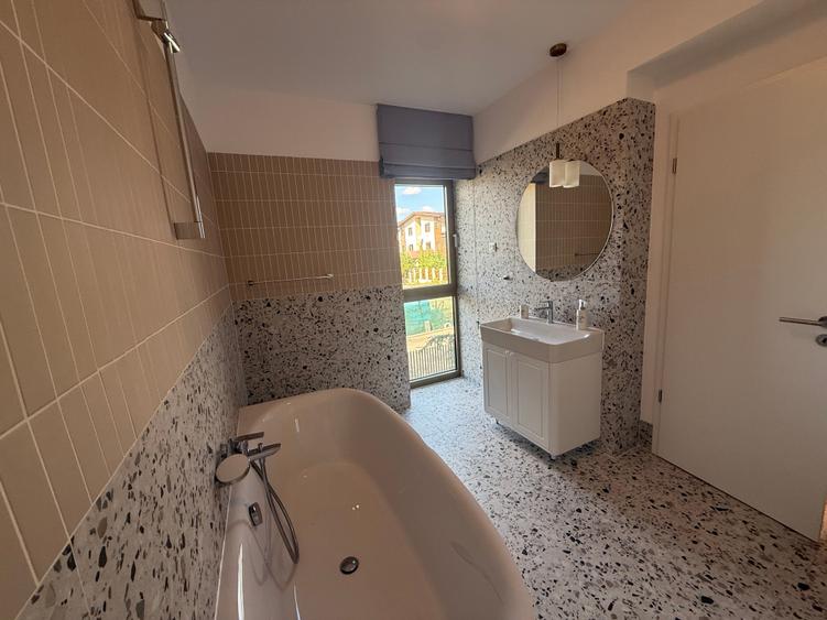 Apartament cu 3 camere în Sisești