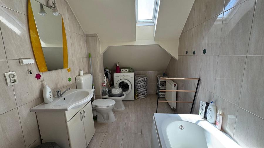Apartament cu 3 camere, mobilat în Lipovei