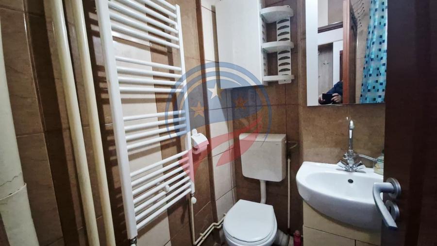 Apartament cu 3 camere semidecomandat, mobilat în Craiovița Nouă