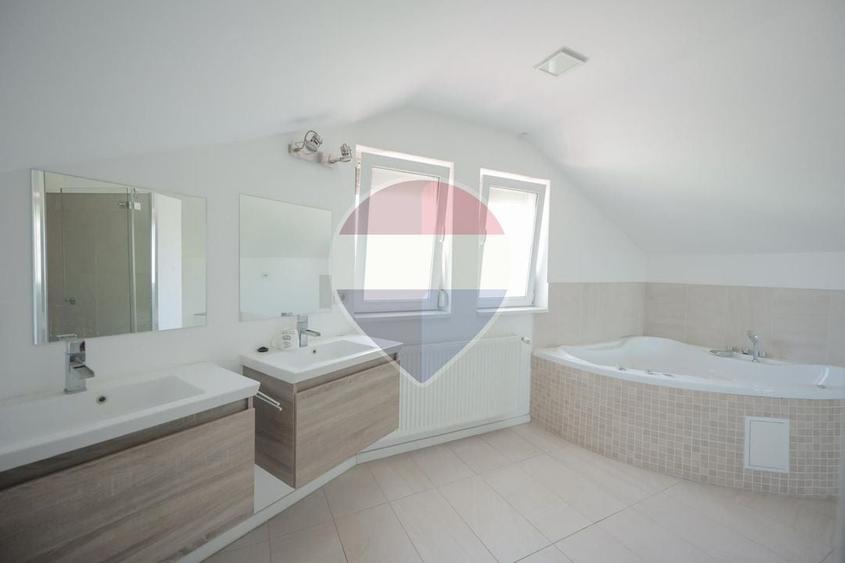 Casă individuală cu 4 camere cu Teren 418 Mp în Central