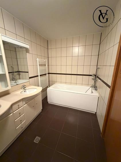 Casă individuală cu 6 camere cu Canalizare în Lacul Tei