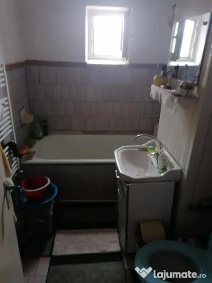 Apartament cu 3 camere decomandat în Broșteni