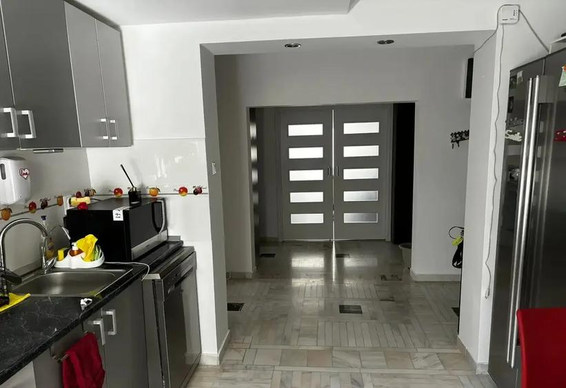 Apartament cu 4 camere decomandat, mobilat în 13 Septembrie