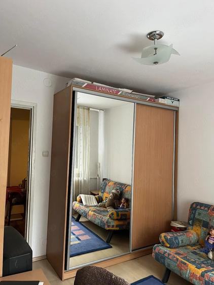 Apartament cu 3 camere semidecomandat în Brâncoveanu