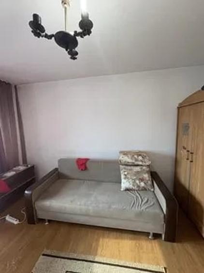 Garsonieră decomandată în Girocului