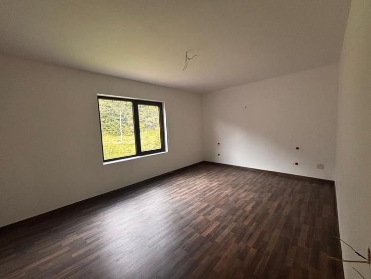Casă individuală cu 4 camere cu Teren 1000 Mp în Central