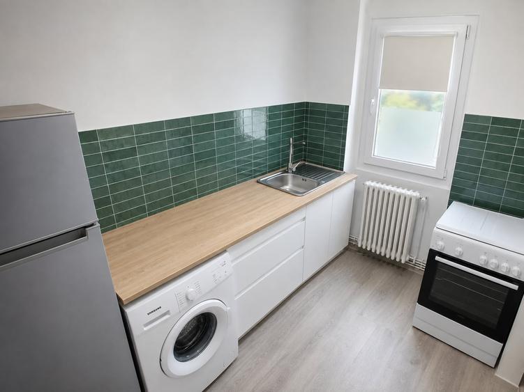 Apartament cu 2 camere semidecomandat, mobilat în Podu Roș