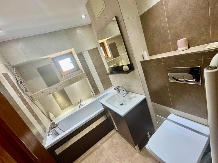 Apartament cu 3 camere decomandat în Podu Roș