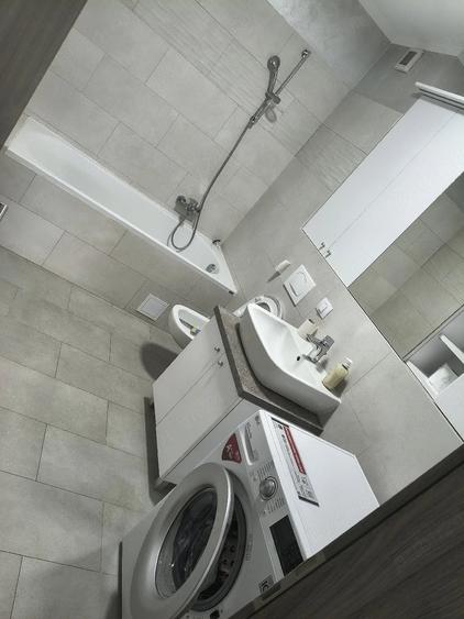 Apartament cu 3 camere decomandat în Tractorul