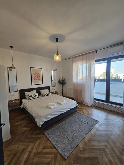 Apartament cu 4 camere decomandat în Victoriei